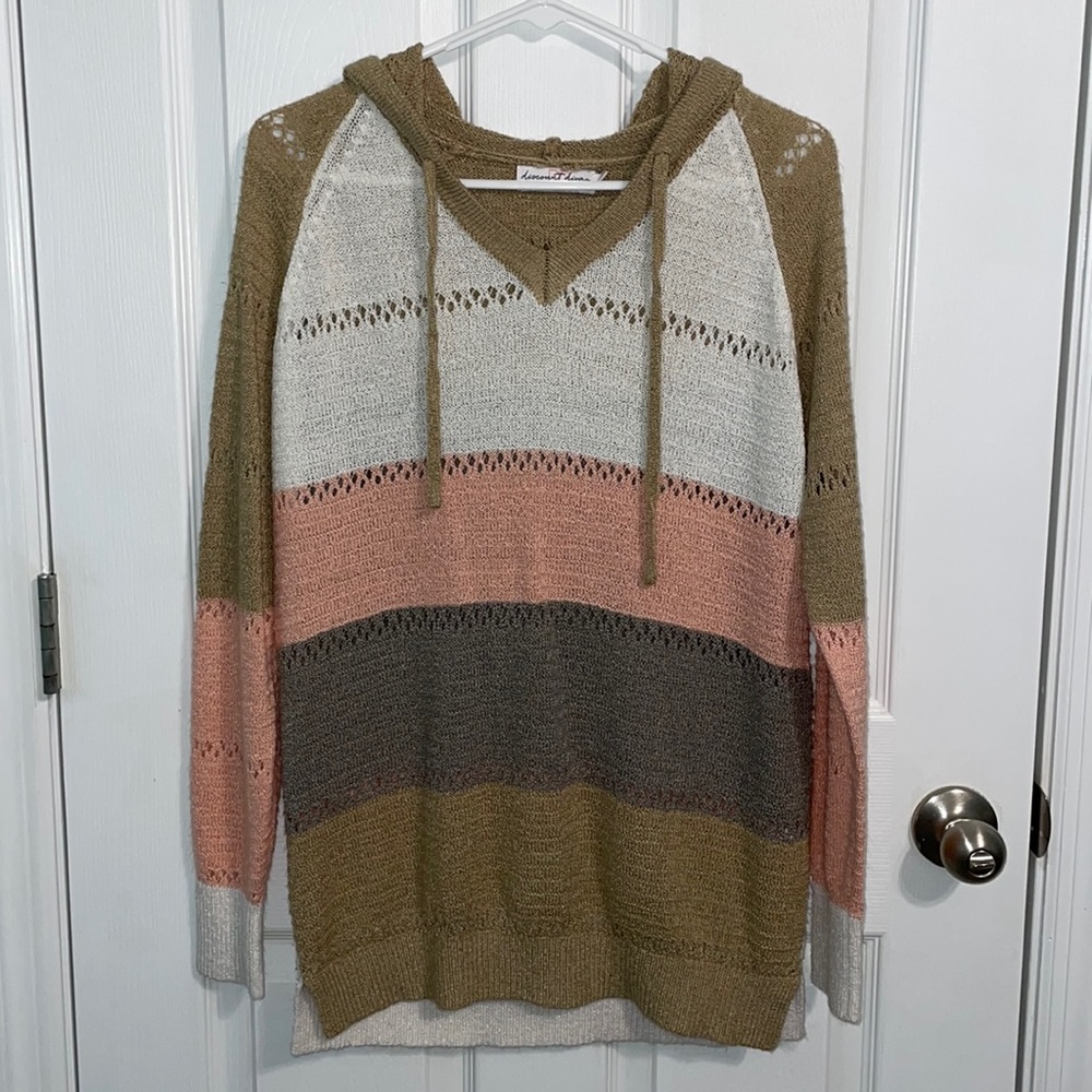 Brand: Discount Divas, Size: Small, Color: White, Pink, Tan, Grey.
